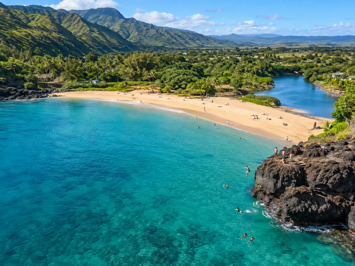 Luftaufnahme der Waimea Bay an der North Shore von Oahu mit ruhigem Sommerwasser